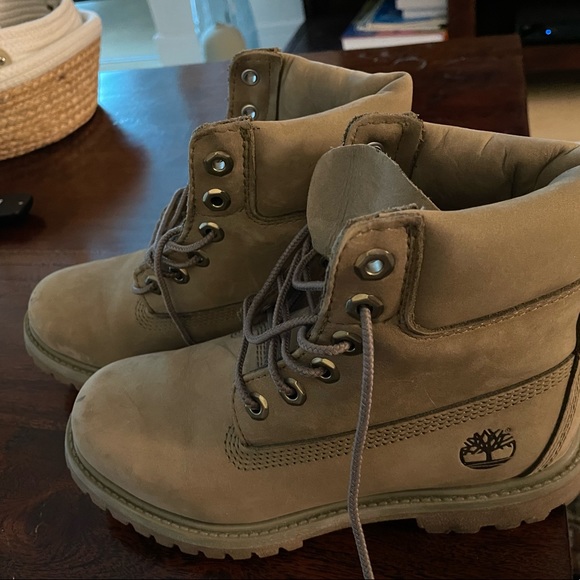 Lightly used green Timberland boots. Size US 6 - Picture 3 of 5
